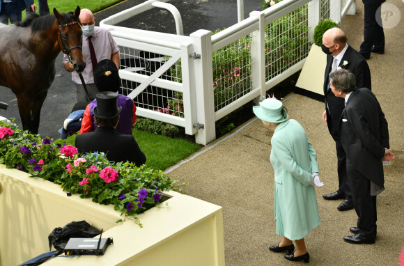 La reine Elisabeth II d'Angleterre assiste aux courses hippiques "Royal Ascot" le 19 juin 2021.