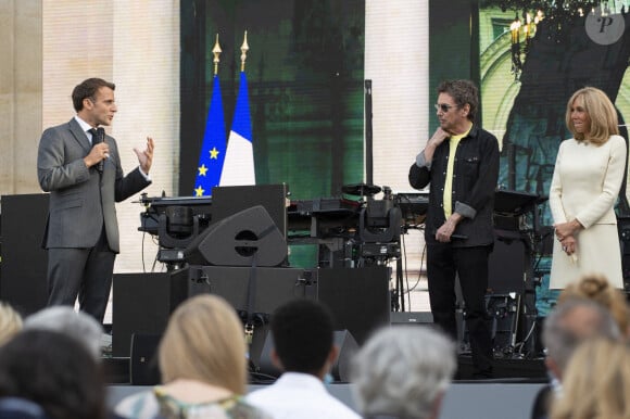 Emmanuel Macron, sa femme Brigitte Macron et Jean-Michel Jarre - Fête de la musique 2021 au palais de l'Elysée à Paris. Le 21 avril 2021. © Eliot Blondet/Pool/Bestimage