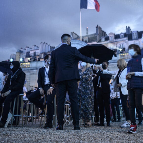 Le président Emmanuel Macron et la première dame Brigitte Macron assistent à la Fête de la Musique au palais de l'Elysée à Paris le 21 juin 2021. © Eliot Blondet / Pool / Bestimage