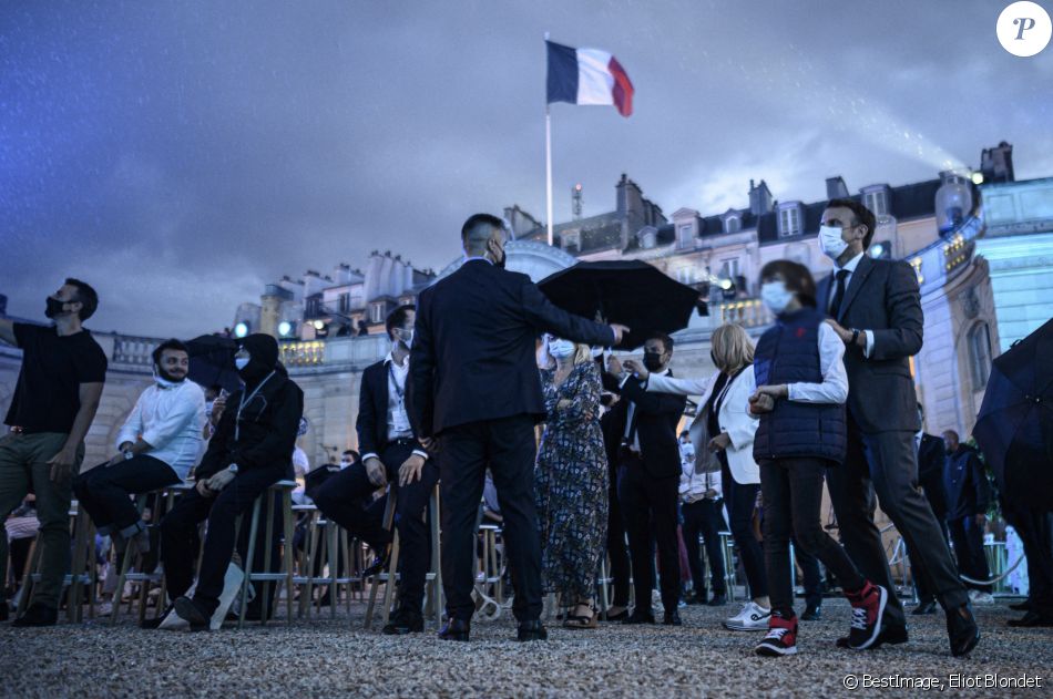 Le président Emmanuel Macron et la première dame Brigitte Macron assistent à la Fête de la Musique au palais de l'Elysée à Paris le 21 juin 2021. © Eliot Blondet / Pool / Bestimage