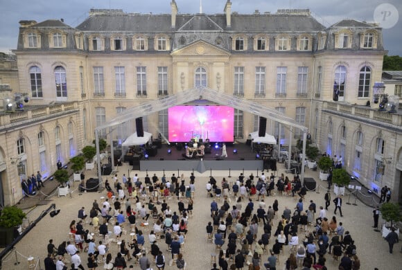 Emmanuel et Brigitte Macron assistent à la Fête de la Musique au palais de l'Elysée à Paris le 21 juin 2021. © Eliot Blondet / Pool / Bestimage