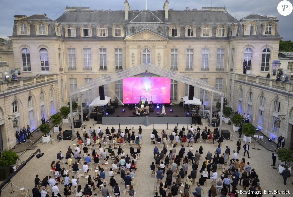 Emmanuel et Brigitte Macron assistent à la Fête de la Musique au palais de l'Elysée à Paris le 21 juin 2021. © Eliot Blondet / Pool / Bestimage