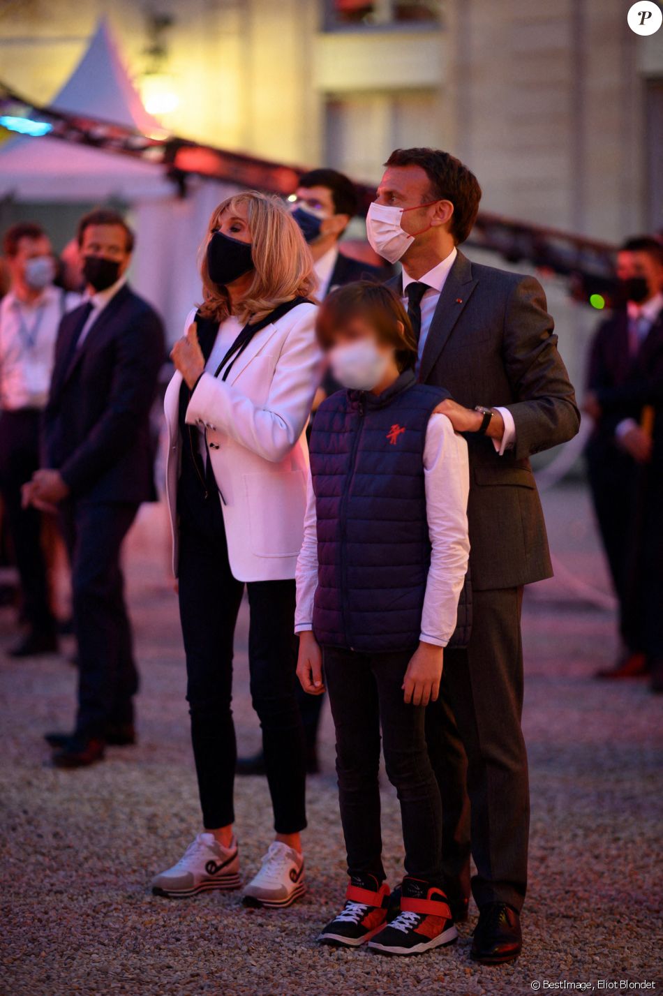Le président Emmanuel Macron et la première dame Brigitte Macron assistent à la Fête de la Musique au palais de l'Elysée à Paris le 21 juin 2021. © Eliot Blondet / Pool / Bestimage