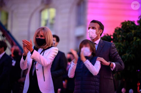 Le président Emmanuel Macron et la première dame Brigitte Macron assistent à la Fête de la Musique au palais de l'Elysée à Paris le 21 juin 2021. © Eliot Blondet / Pool / Bestimage