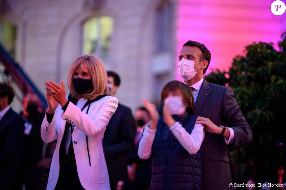Le président Emmanuel Macron et la première dame Brigitte Macron assistent à la Fête de la Musique au palais de l'Elysée à Paris le 21 juin 2021. © Eliot Blondet / Pool / Bestimage