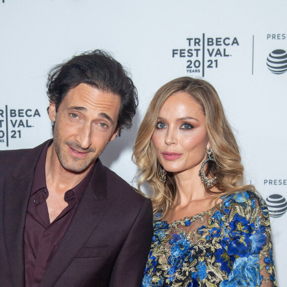 Adrien Brody et sa compagne Georgina Chapman assistent à la première du film "Clean" au Tribeca Film Festival à New York, le 19 juin 2021.