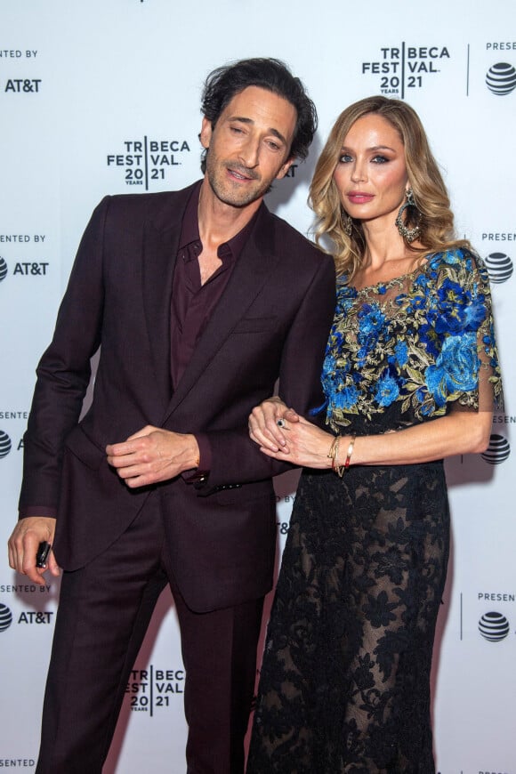 Adrien Brody et sa compagne Georgina Chapman assistent à la première du film "Clean" au Tribeca Film Festival à New York, le 19 juin 2021.