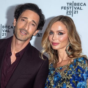 Adrien Brody et sa compagne Georgina Chapman assistent à la première du film "Clean" au Tribeca Film Festival à New York.