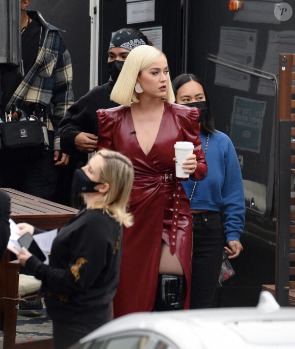 Exclusif - Katy Perry porte une robe de cuir fendue pour l'émission "American Idol" à Los Angeles le 16 mai 2021.