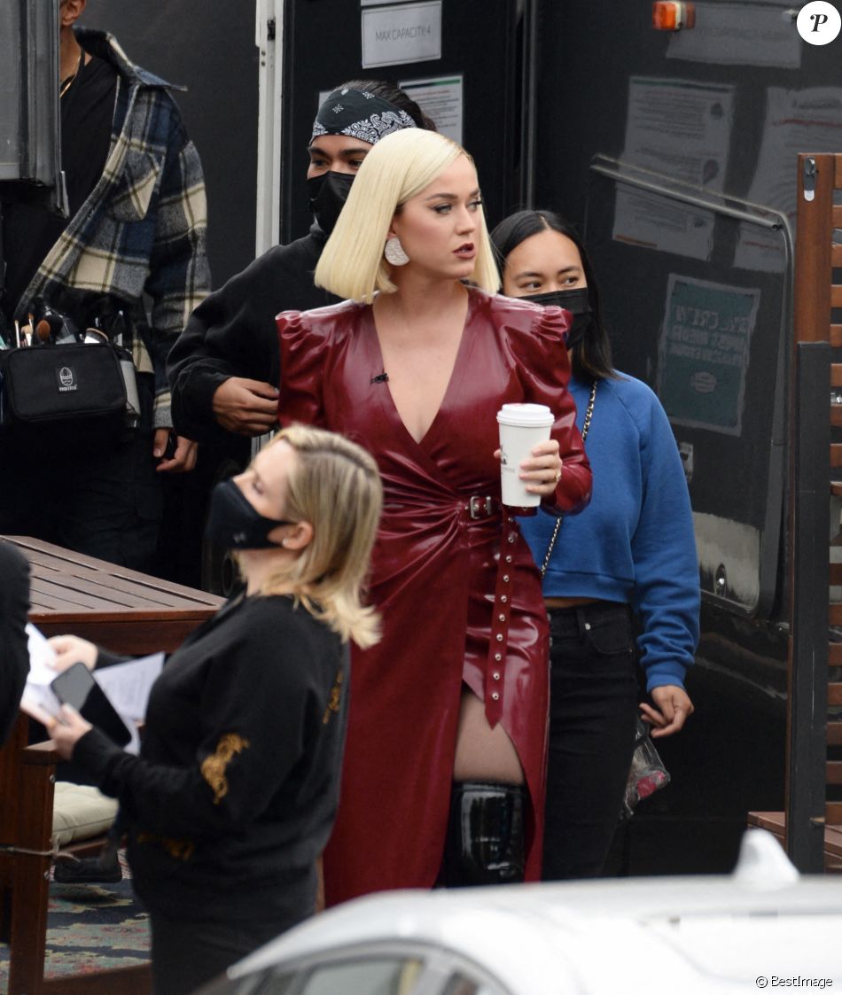 Exclusif - Katy Perry porte une robe de cuir fendue pour l'émission "American Idol" à Los Angeles le 16 mai 2021.