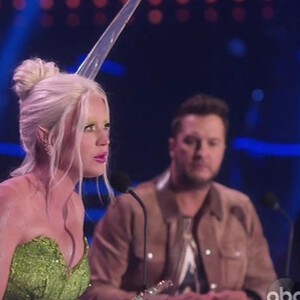 Katy Perry déguisée en fée clochette sur le plateau de l'émission "American Idol". Le 3 mai 2021.