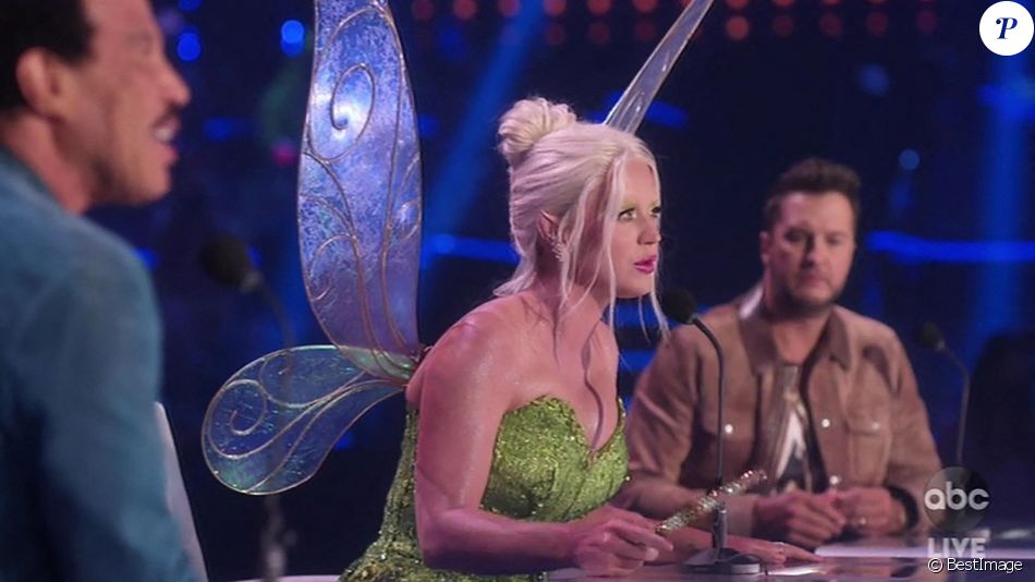 Katy Perry déguisée en fée clochette sur le plateau de l'émission "American Idol". Le 3 mai 2021.