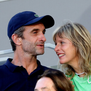 Karin Viard et son compagnon Manuel Herrero dans les tribunes des Internationaux de France de Roland-Garros à Paris le 11 juin 2021. © Dominique Jacovides / Bestimage