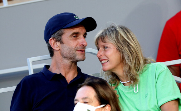 Karin Viard et son compagnon Manuel Herrero dans les tribunes des Internationaux de France de Roland-Garros à Paris le 11 juin 2021. © Dominique Jacovides / Bestimage