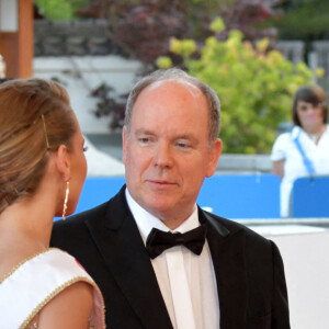 Amandine Petit (Miss France 2021), le prince Albert II de Monaco et Sylvie Tellier lors du photocall de la cérémonie des Nymphes d'Or du 60ème festival de télévision de Monte Carlo au Grimaldi Forum à Monaco le 22 juin 2021. © Bruno Bebert / Bestimage 