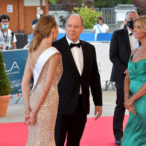 Amandine Petit (Miss France 2021), le prince Albert II de Monaco et Sylvie Tellier lors du photocall de la cérémonie des Nymphes d'Or du 60ème festival de télévision de Monte Carlo au Grimaldi Forum à Monaco le 22 juin 2021. © Bruno Bebert / Bestimage 