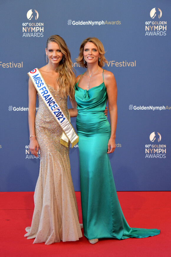 Amandine Petit (Miss France 2021) et Sylvie Tellier lors du photocall de la cérémonie des Nymphes d'Or du 60ème festival de télévision de Monte Carlo au Grimaldi Forum à Monaco le