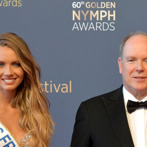 Amandine Petit (Miss France 2021) et le prince Albert II de Monaco lors du photocall de la cérémonie des Nymphes d'Or du 60ème festival de télévision de Monte Carlo au Grimaldi Forum à Monaco le 22 juin 2021. © Bruno Bebert / Bestimage 