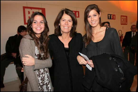 Beatrice Leeb pose avec ses filles Elsa et Fanny dans les coulisses d'un spectacle de Michel au Palais des Congrès de Paris