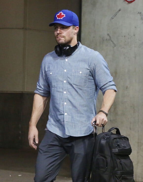 Exclusif - Stephen Amell arrive accompagné de son ami Grant Gustin à l'aéroport de Vancouver, le 10 octobre 2016. Avec leurs casquettes chacun supporte son équipe de baseball préférée : Stephen Amell les Toronto Blue Jays et Grant Gustin les Los Angeles Dodgers.