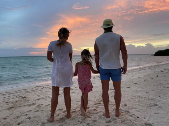 Stephen Amell, son épouse Cassandra Jean et leur fille Mavi. Mai 2021.