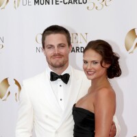 Stephen Amell (Arrow) : Grosse dispute avec sa femme, l'acteur débarqué d'un avion