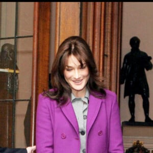 Nicolas Sarkozy et son épouse Carla Bruni avec la reine Elizabeth et le prince Philip lors de leur visite du château de Windsor en 2008.