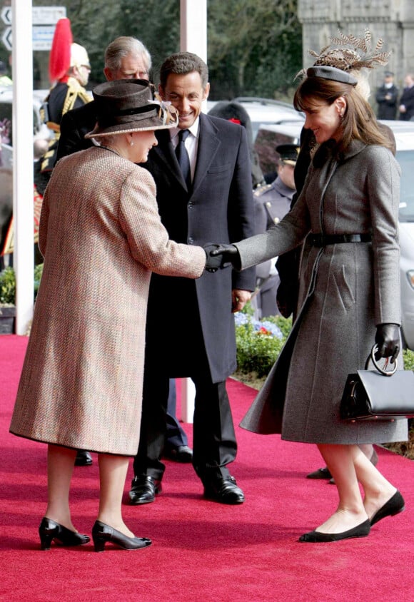 Nicolas Sarkozy et son épouse Carla Bruni avec la reine Elizabeth lors de leur visite du château de Windsor.