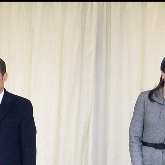 Nicolas Sarkozy et son épouse Carla Bruni avec la reine Elizabeth et le prince Philip lors de leur visite du château de Windsor en 2008.