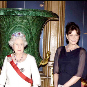 Nicolas Sarkozy et son épouse Carla Bruni avec la reine Elizabeth et le prince Philip lors de leur visite du château de Windsor en 2008.