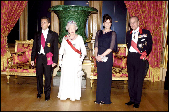 Nicolas Sarkozy et son épouse Carla Bruni avec la reine Elizabeth et le prince Philip lors de leur visite du château de Windsor en 2008.