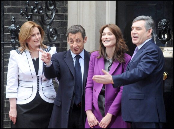 Carla Bruni et Nicolas Sarkozy avec Gordon et Sarah Brown au 10 Downing Street, à Londres, en 2008.