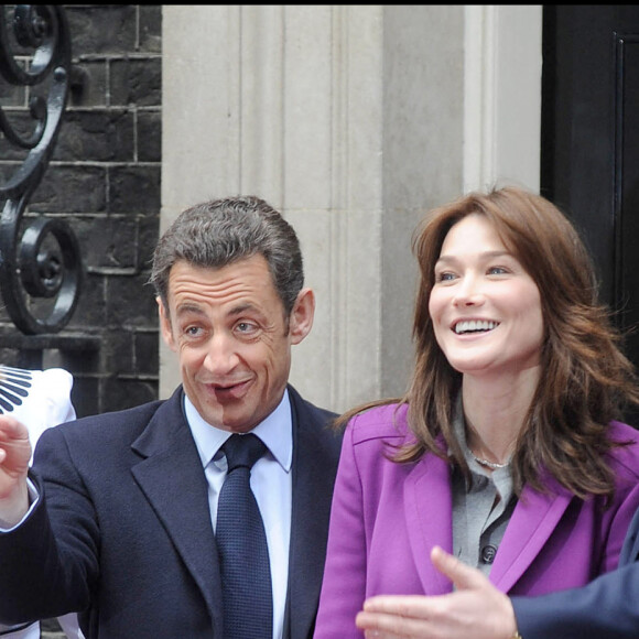 Carla Bruni et Nicolas Sarkozy avec Gordon et Sarah Brown au 10 Downing Street, à Londres, en 2008.