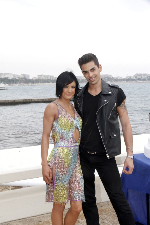 Christophe Licata et sa femme Coralie Licata lors du photocall de "Dancing With the Stars" (Danse avec les stars) au Miptv de Cannes le 8 Avril 2014. 