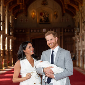 Le prince Harry et Meghan Markle, duc et duchesse de Sussex, présentent leur fils Archie dans le hall St George au château de Windsor le 8 mai 2019.