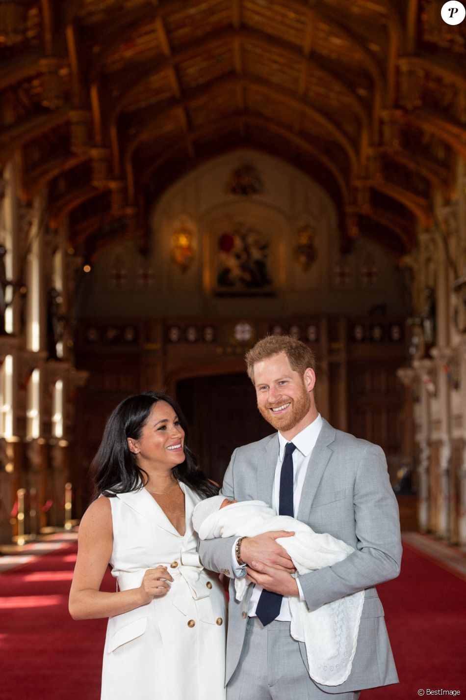 Le prince Harry et Meghan Markle, duc et duchesse de Sussex, présentent leur fils Archie dans le hall St George au château de Windsor le 8 mai 2019.