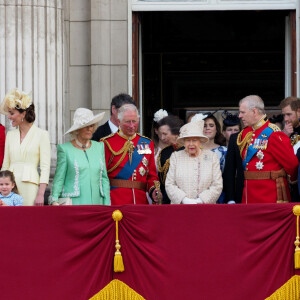 Le prince William, duc de Cambridge, et Catherine (Kate) Middleton, duchesse de Cambridge, le prince George de Cambridge, la princesse Charlotte de Cambridge, le prince Louis de Cambridge, Camilla Parker Bowles, duchesse de Cornouailles, le prince Charles, prince de Galles, la reine Elisabeth II d'Angleterre, le prince Andrew, duc d'York, le prince Harry, duc de Sussex, et Meghan Markle, duchesse de Sussex - La famille royale au balcon du palais de Buckingham lors de la parade Trooping the Colour 2019, célébrant le 93ème anniversaire de la reine Elisabeth II, Londres, le 8 juin 2019.