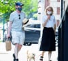 Naomi Watts promène son petit chien avec son compagnon Billy Crudup dans les rues de New York, le 7 juin 2021.
