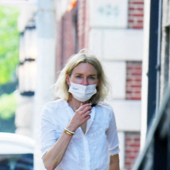 Naomi Watts promène son petit chien avec son compagnon Billy Crudup dans les rues de New York, le 7 juin 2021.