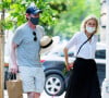 Naomi Watts promène son petit chien avec son compagnon Billy Crudup dans les rues de New York, le 7 juin 2021.