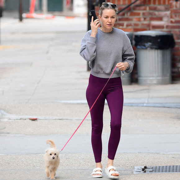 Exclusif - Naomi Watts, sans maquillage, sort son chien dans la rue à New York le 7 juin 2021.