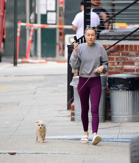 Exclusif - Naomi Watts, sans maquillage, sort son chien dans la rue à New York le 7 juin 2021.
