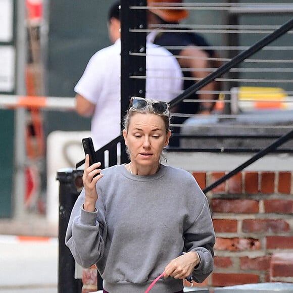 Exclusif - Naomi Watts, sans maquillage, sort son chien dans la rue à New York le 7 juin 2021.