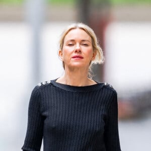 Exclusif - Naomi Watts promène son chien dans les rues de New York.