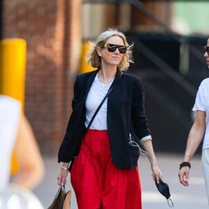 Naomi Watts a été aperçue avec une amie dans les rues de New York, le 21 mai 2021.