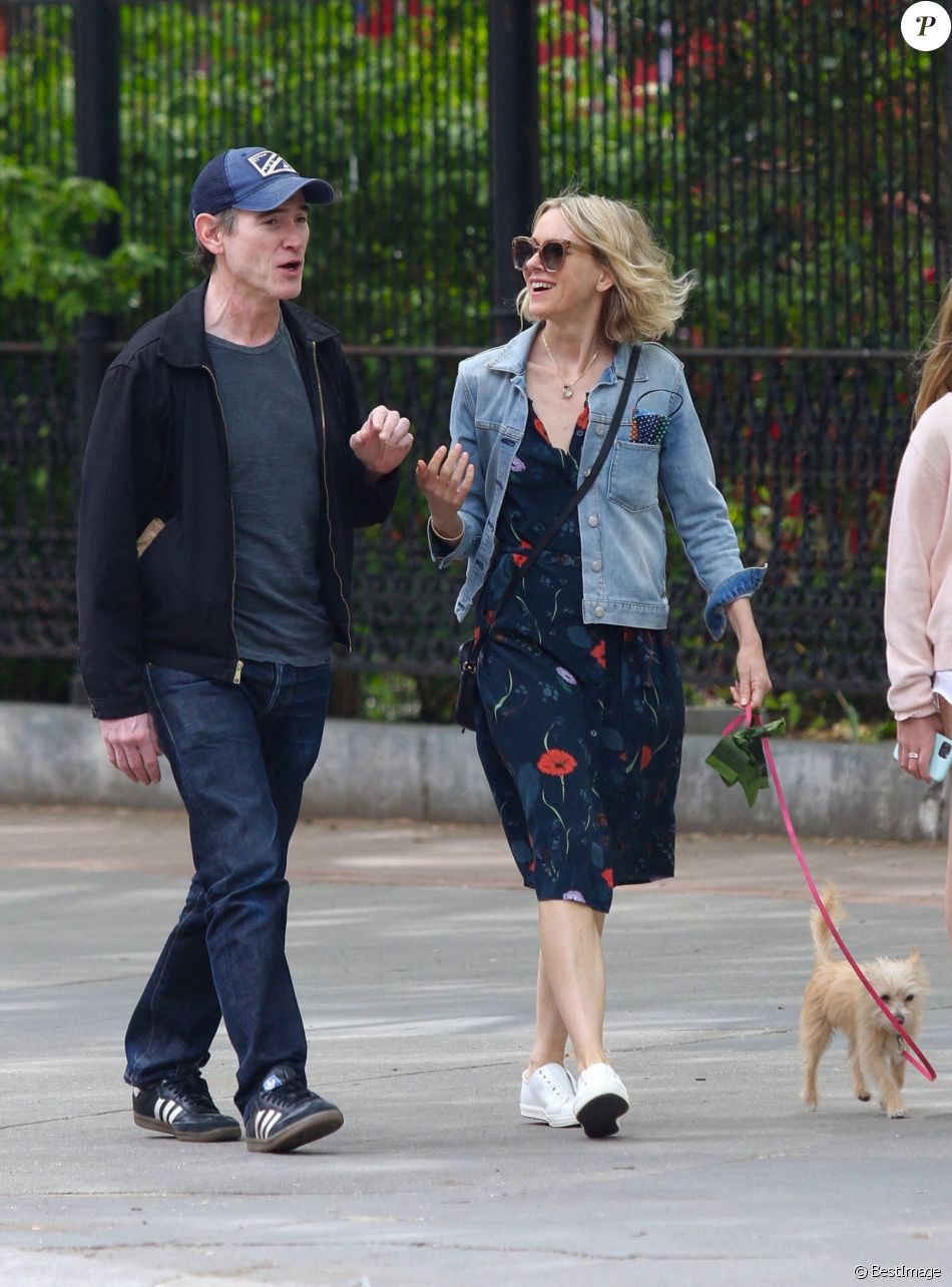 Naomi Watts promène son chien avec son compagnon Billy Crudup dans le