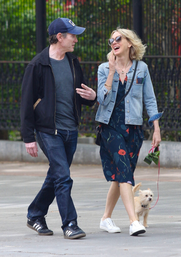 Naomi Watts promène son chien avec son compagnon Billy Crudup dans le quartier de Manhattan à New York. Le 16 mai 2021.