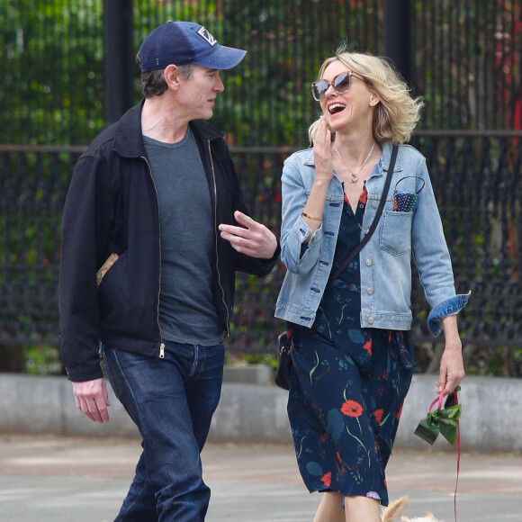 Naomi Watts promène son chien avec son compagnon Billy Crudup dans le quartier de Manhattan à New York. Le 16 mai 2021.