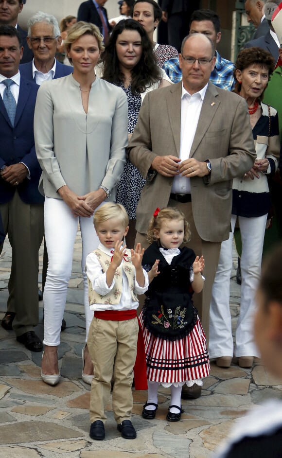 Jean Leonard de Massy, la princesse Charlène de Monaco avec le prince Jacques de Monaco, Mélanie de Massy, le prince Albert II de Monaco avec la princesse Gabriella de Monaco, la baronne Elisabeth Ann de Massy - Traditionnel Pique-nique des Monégasques dans les jardins du parc Princesse Antoinette à Monaco, le 31 août 2018. La famille a assisté à une danse folklorique animée par le groupe "La Paladienne". © Jean-François Ottonello / Nice Matin / Bestimage