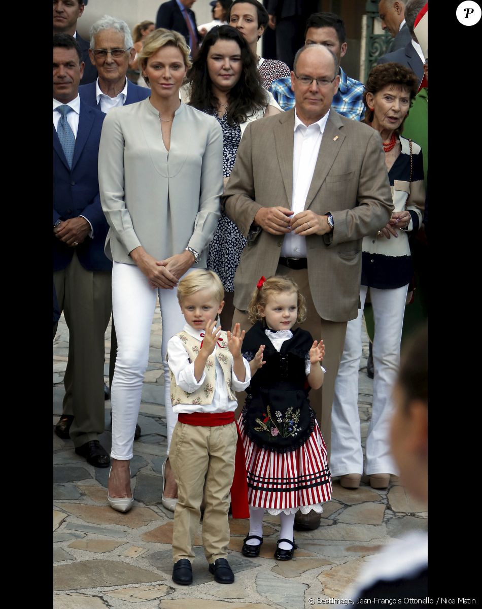 Jean Leonard de Massy, la princesse Charlène de Monaco avec le prince Jacques de Monaco, Mélanie de Massy, le prince Albert II de Monaco avec la princesse Gabriella de Monaco, la baronne Elisabeth Ann de Massy - Traditionnel Pique-nique des Monégasques dans les jardins du parc Princesse Antoinette à Monaco, le 31 août 2018. La famille a assisté à une danse folklorique animée par le groupe "La Paladienne". © Jean-François Ottonello / Nice Matin / Bestimage